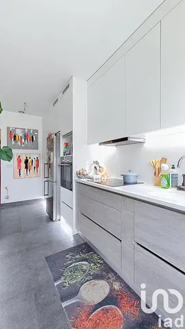 Keuken; keukenapparatuur, houten vloer, natuurlijk licht, moderne stijl