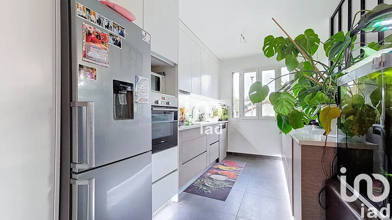 Cucina; elettrodomestici, pavimento in legno, luce naturale, stile moderno