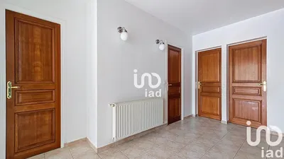 Kuchyně; kuchyňské spotřebiče, dřevěná podlaha, přirozené světlo, moderní styl