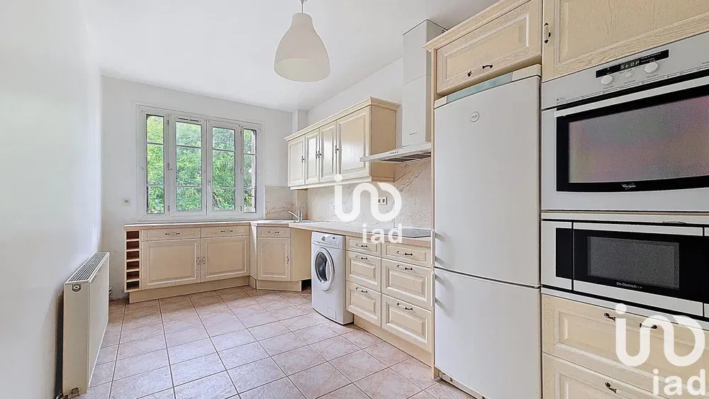 Kuchyně; kuchyňské spotřebiče, dřevěná podlaha, přirozené světlo, moderní styl