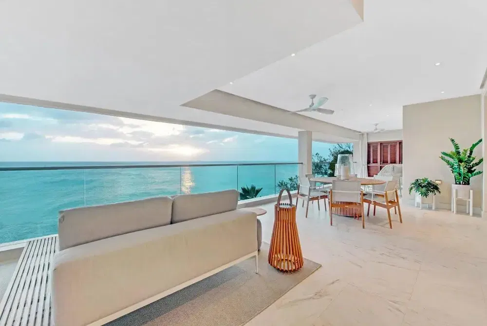 Mutfak; mutfak aletleri, ahşap zemin, doğal ışık, modern stil