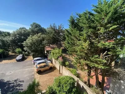 مطبخ; أجهزة المطبخ, أرضية خشبية, ضوء طبيعي, أسلوب عصري