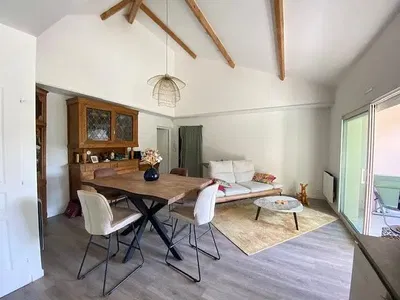 Mutfak; mutfak aletleri, ahşap zemin, doğal ışık, modern stil