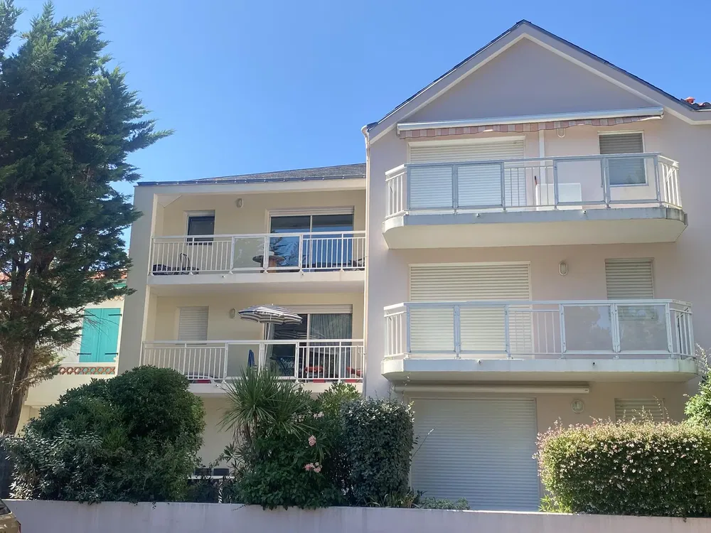 Oturma odası; ahşap zemin, doğal ışık, modern stil