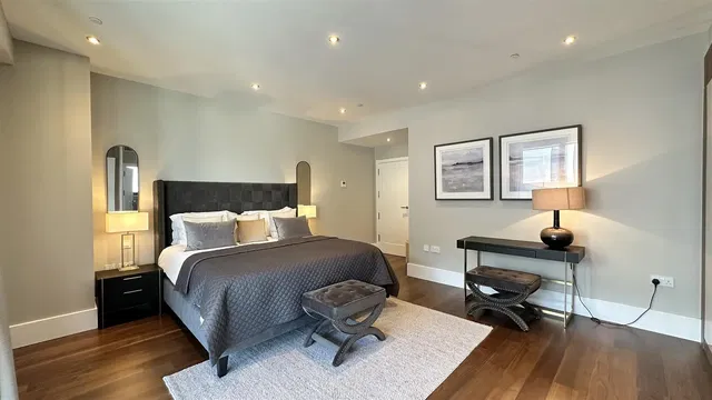 Küche; küchengeräte, holzboden, tageslicht, moderner stil