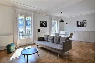 Кухиња; кухињски апарати, дрвени под, природно светло, модерни стил