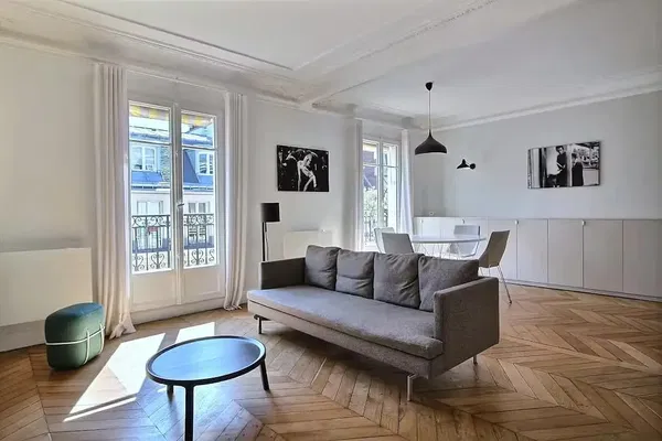 Kuchyně; kuchyňské spotřebiče, dřevěná podlaha, přirozené světlo, moderní styl