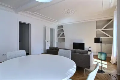 Дневна соба; дрвени под, природно светло, модерни стил