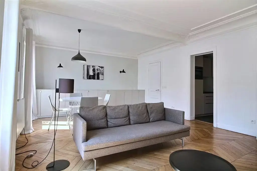 Kuhinja; kuhinjski aparati, drveni pod, prirodno svjetlo, moderni stil