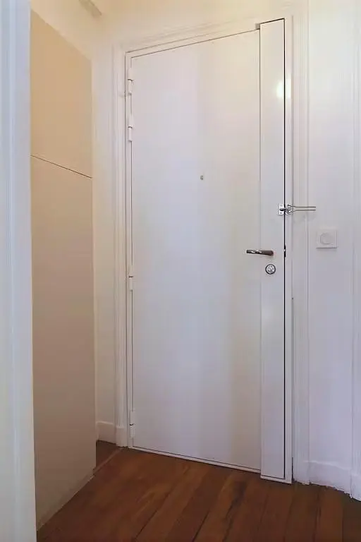 Кухиња; кухињски апарати, плочице, природно светло, модерни стил