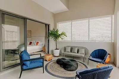 Küche; küchengeräte, holzboden, tageslicht, moderner stil