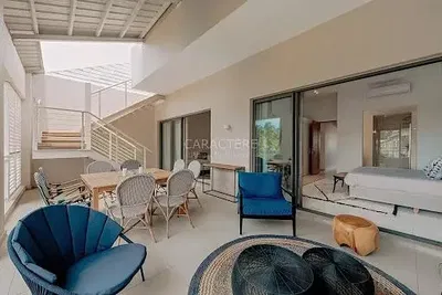 Küche; küchengeräte, holzboden, tageslicht, moderner stil