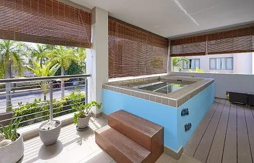 Küche; küchengeräte, holzboden, tageslicht, moderner stil