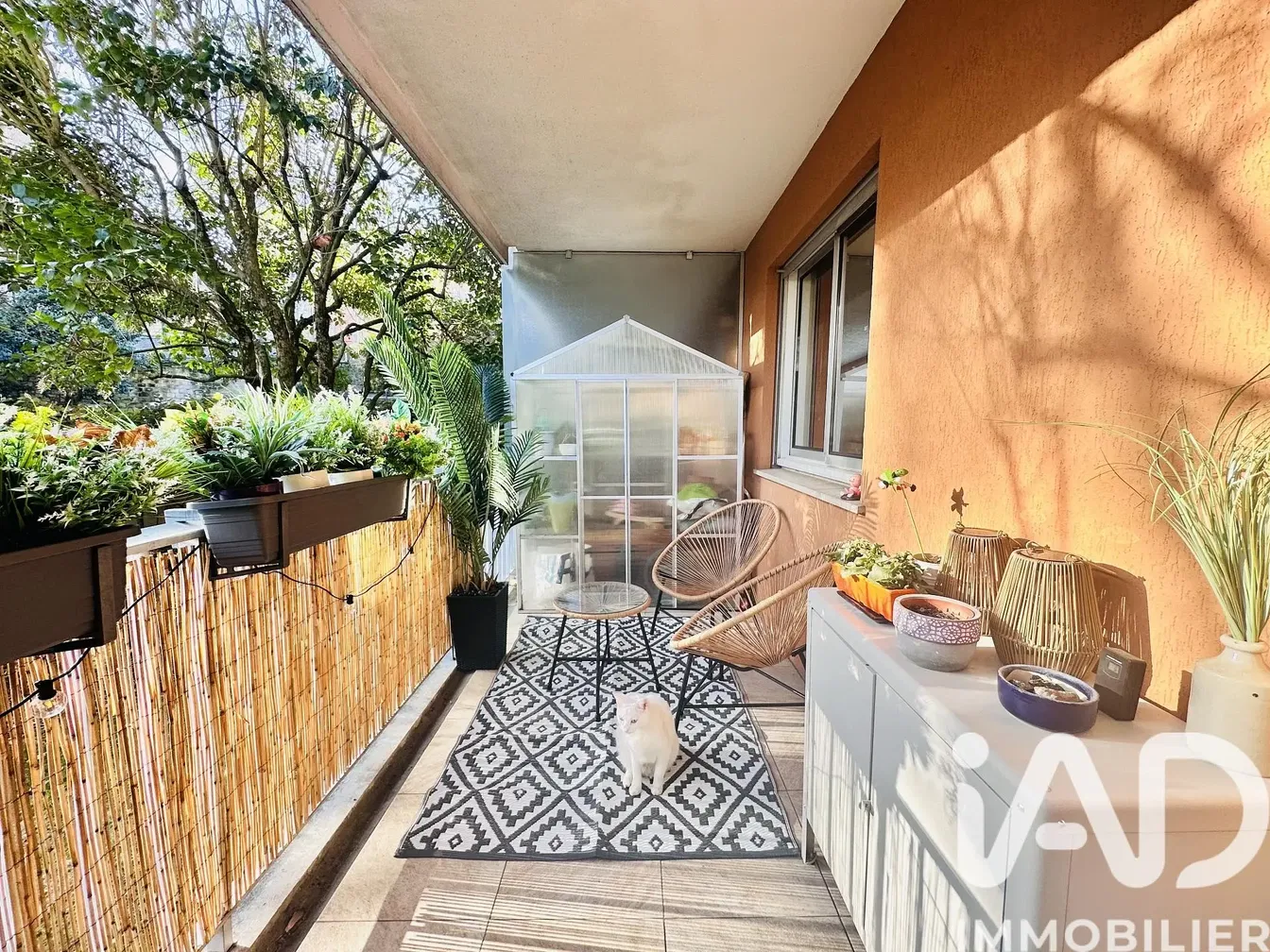 Κουζίνα; συσκευές κουζίνας, ξύλινο πάτωμα, φυσικό φως, μοντέρνο στυλ