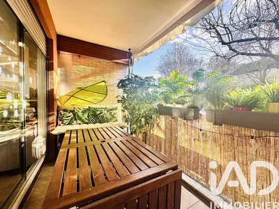 Κουζίνα; συσκευές κουζίνας, ξύλινο πάτωμα, φυσικό φως, μοντέρνο στυλ