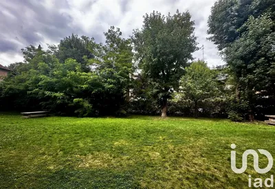 Κουζίνα; συσκευές κουζίνας, ξύλινο πάτωμα, φυσικό φως, μοντέρνο στυλ