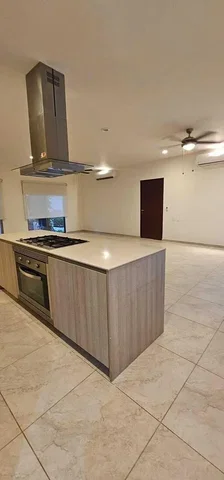 Cucina; elettrodomestici, pavimento in legno, luce naturale, stile moderno