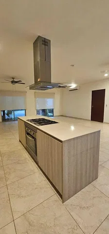 Cucina; elettrodomestici, pavimento in legno, luce naturale, stile moderno