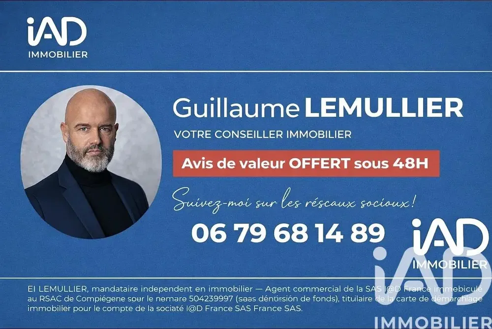 Keuken; keukenapparatuur, houten vloer, natuurlijk licht, moderne stijl