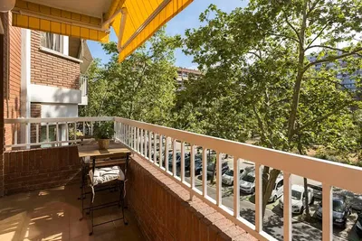 Küche; küchengeräte, holzboden, tageslicht, moderner stil