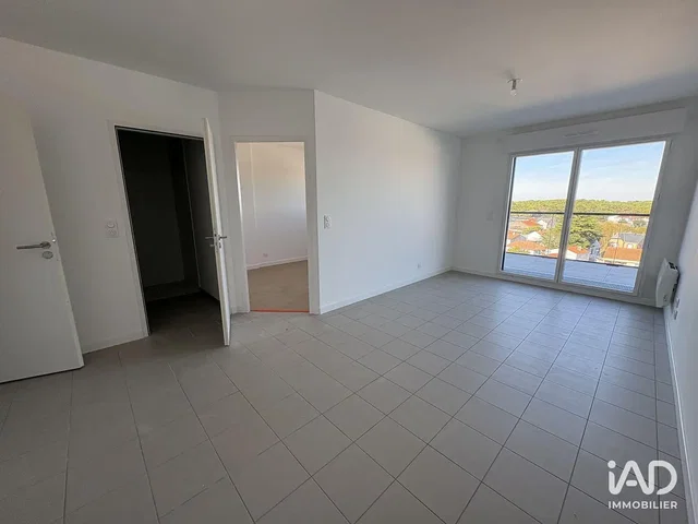 Mutfak; mutfak aletleri, ahşap zemin, doğal ışık, modern stil