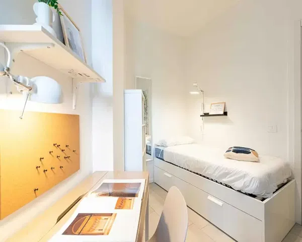 Küche; küchengeräte, holzboden, tageslicht, moderner stil