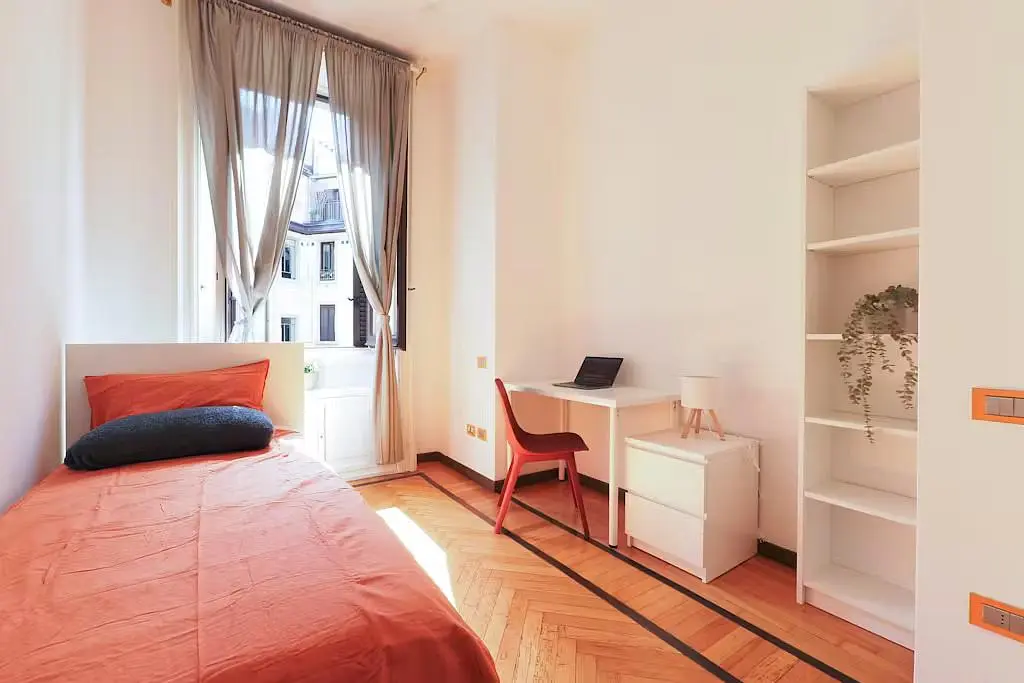 Cuisine; électroménager, parquet, lumière naturelle, style moderne