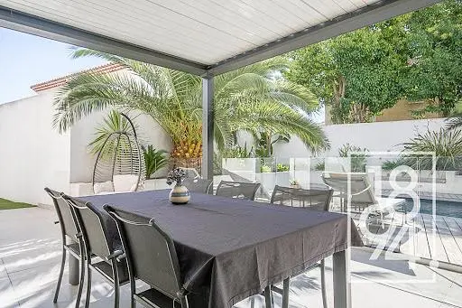 Kitchen; kitchen appliances, wood floor, natural light, modern style