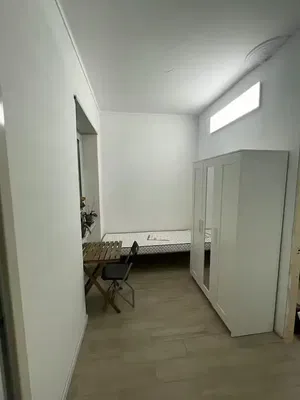 Kuchyňa; kuchynské spotrebiče, drevená podlaha, prirodzené svetlo, moderný štýl