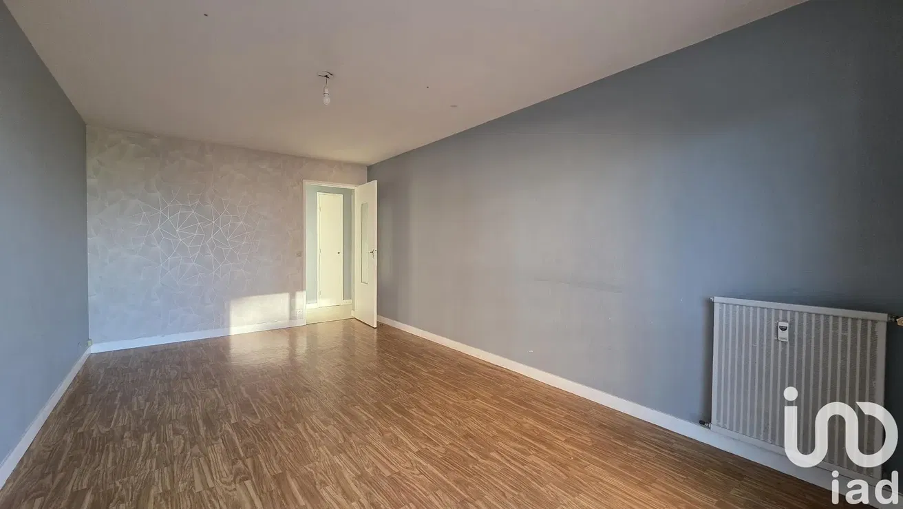 Living room; wood floor, natural light, modern style