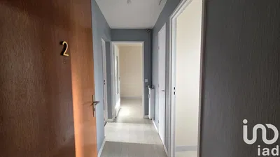 Kuchyňa; kuchynské spotrebiče, drevená podlaha, prirodzené svetlo, moderný štýl