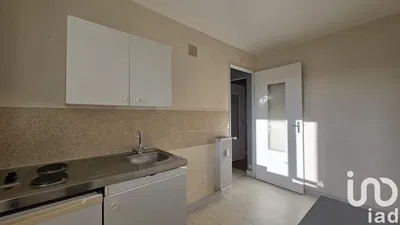 Kuchyňa; kuchynské spotrebiče, drevená podlaha, prirodzené svetlo, moderný štýl