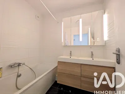 Κουζίνα; συσκευές κουζίνας, ξύλινο πάτωμα, φυσικό φως, μοντέρνο στυλ