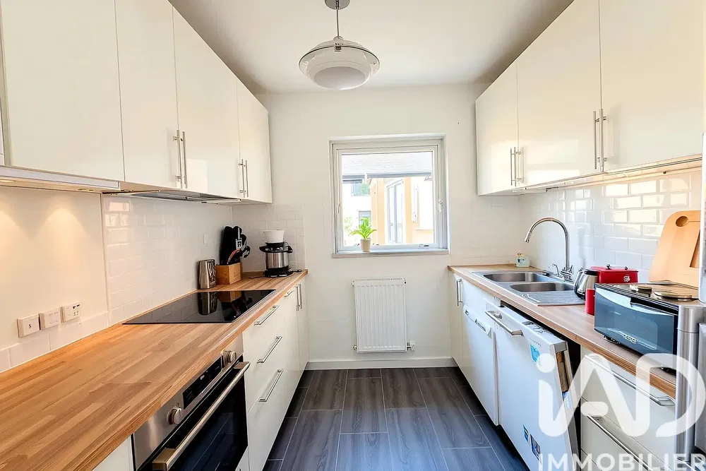 Κουζίνα; συσκευές κουζίνας, ξύλινο πάτωμα, φυσικό φως, μοντέρνο στυλ