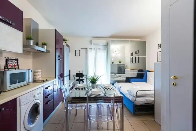 Cucina; elettrodomestici, pavimento in legno, luce naturale, stile moderno