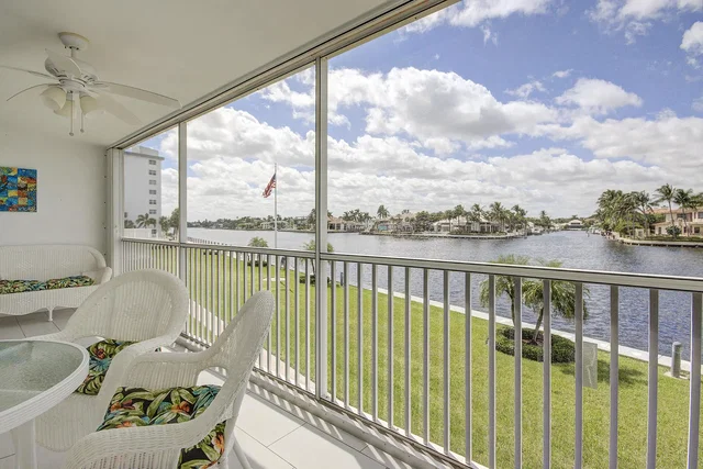 Cucina; elettrodomestici, pavimento in legno, luce naturale, stile moderno