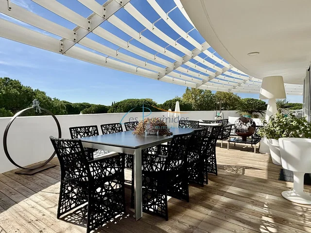 مطبخ; أجهزة المطبخ, أرضية خشبية, ضوء طبيعي, أسلوب عصري