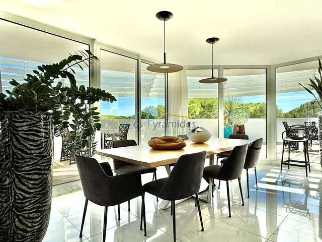 Cucina; elettrodomestici, pavimento in legno, luce naturale, stile moderno