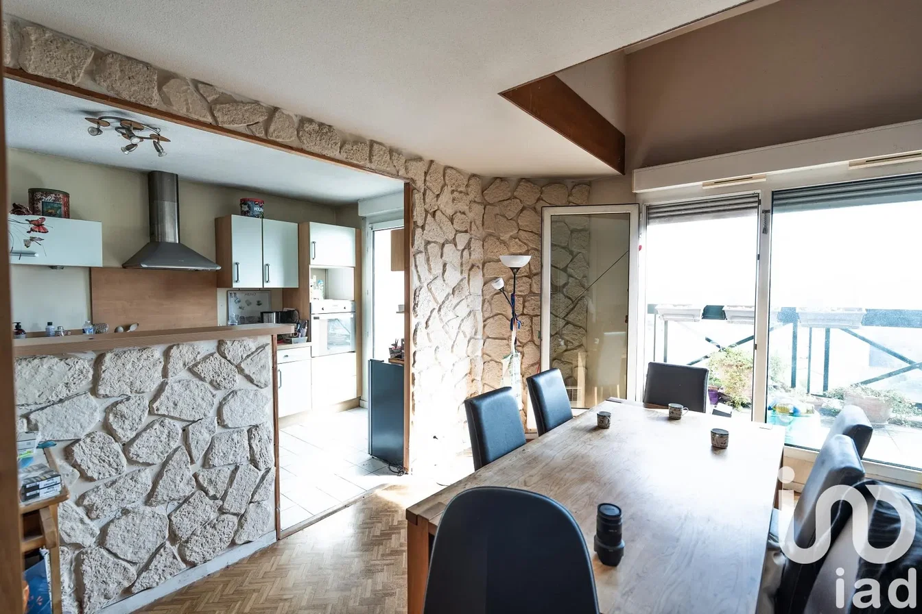 Cuisine; électroménager, parquet, lumière naturelle, style moderne