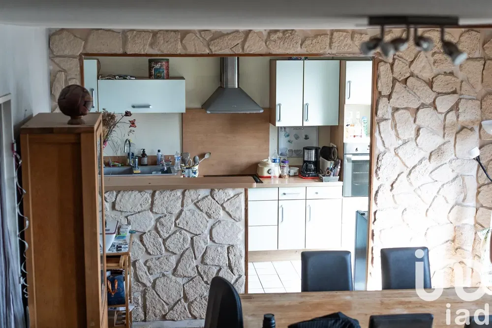 Kuhinja; kuhinjski aparati, drveni pod, prirodno svjetlo, moderni stil