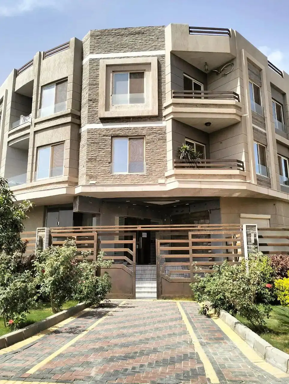 Küche; küchengeräte, fliesenboden, tageslicht, moderner stil