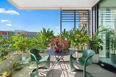 مطبخ; أجهزة المطبخ, أرضية خشبية, ضوء طبيعي, أسلوب عصري