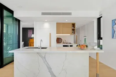 مطبخ; أجهزة المطبخ, أرضية خشبية, ضوء طبيعي, أسلوب عصري