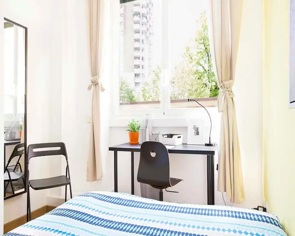 Keuken; keukenapparatuur, houten vloer, natuurlijk licht, moderne stijl