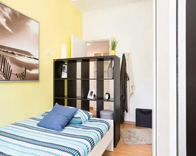 Keuken; keukenapparatuur, houten vloer, natuurlijk licht, moderne stijl