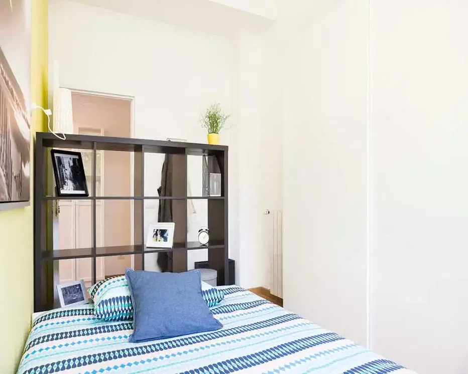 Kuchyňa; kuchynské spotrebiče, drevená podlaha, prirodzené svetlo, moderný štýl