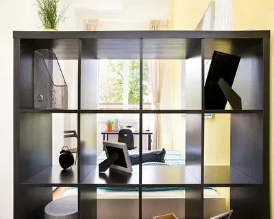 Keuken; keukenapparatuur, houten vloer, natuurlijk licht, moderne stijl