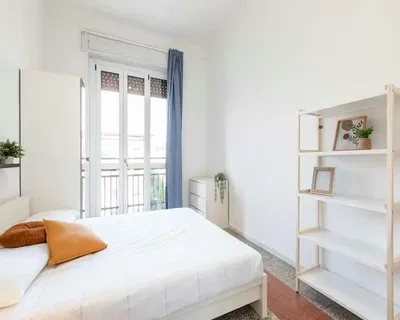 Mutfak; mutfak aletleri, ahşap zemin, doğal ışık, modern stil