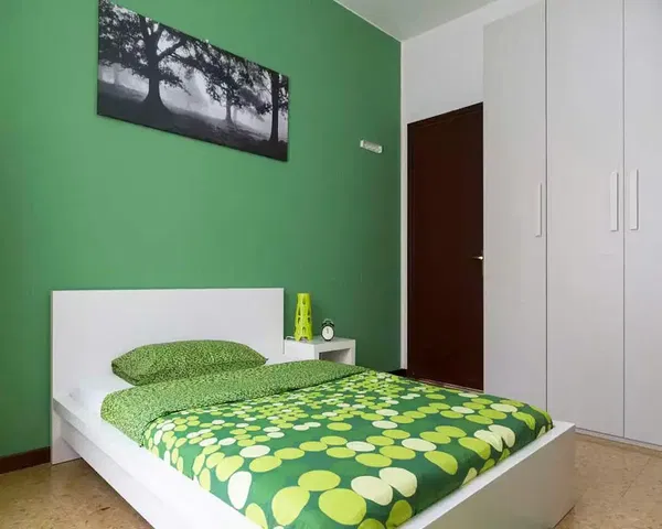 Keuken; keukenapparatuur, houten vloer, natuurlijk licht, moderne stijl