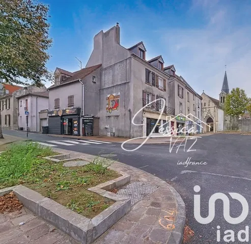 Кухиња; кухињски апарати, дрвени под, природно светло, модерни стил